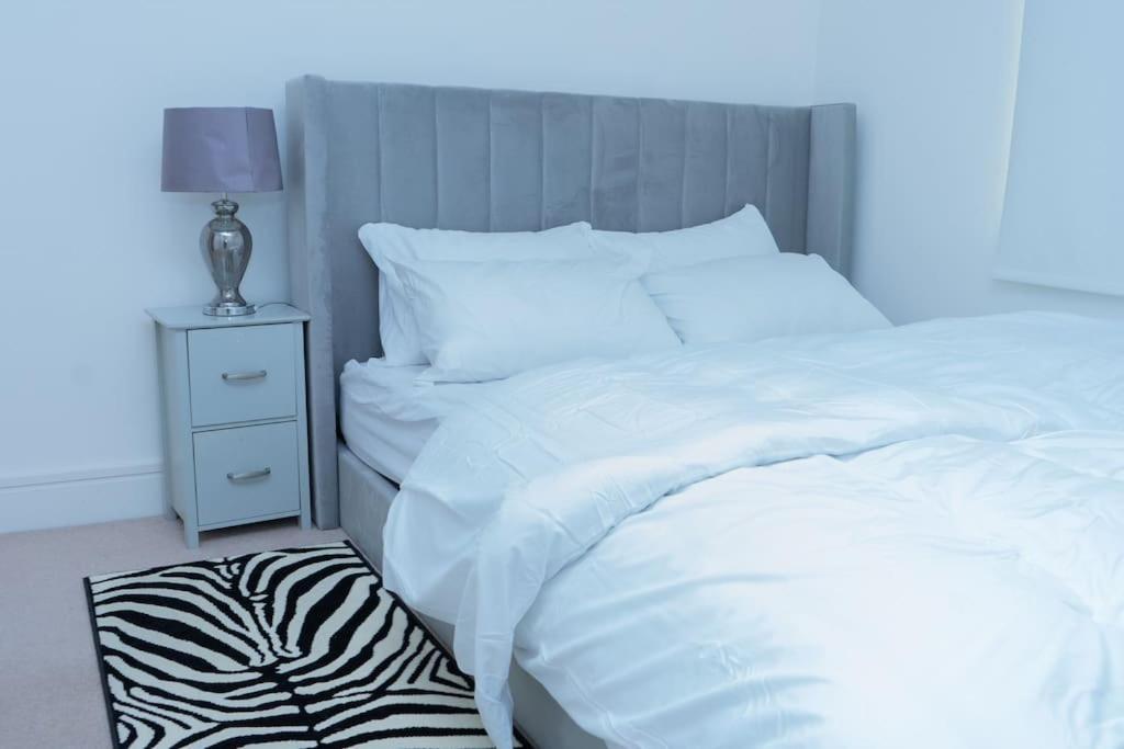 1 Bed Luxury Comfortable Apt Londra Exterior foto